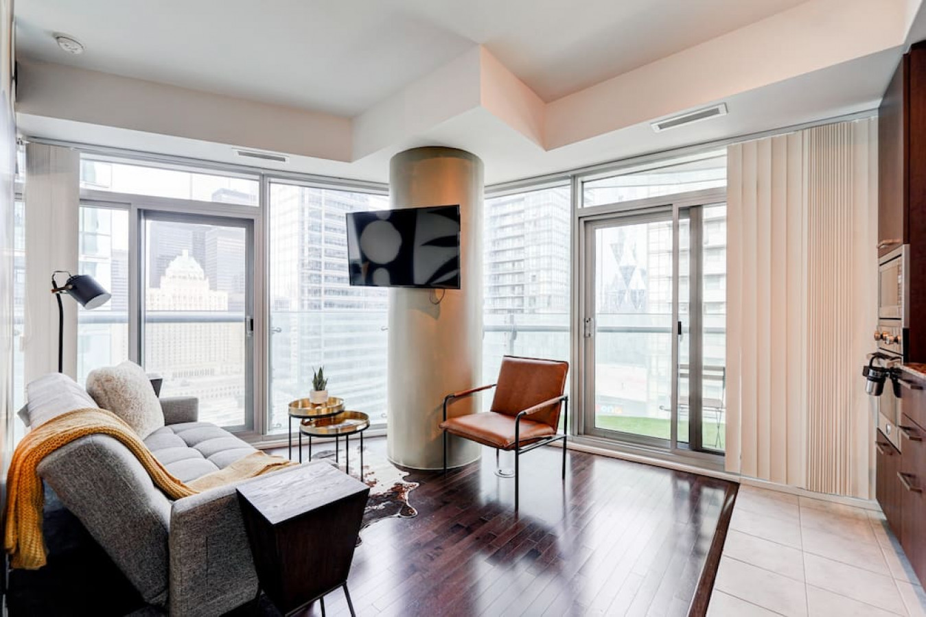 Toronto — Downtown 1BR with Skyline Views — photo 2