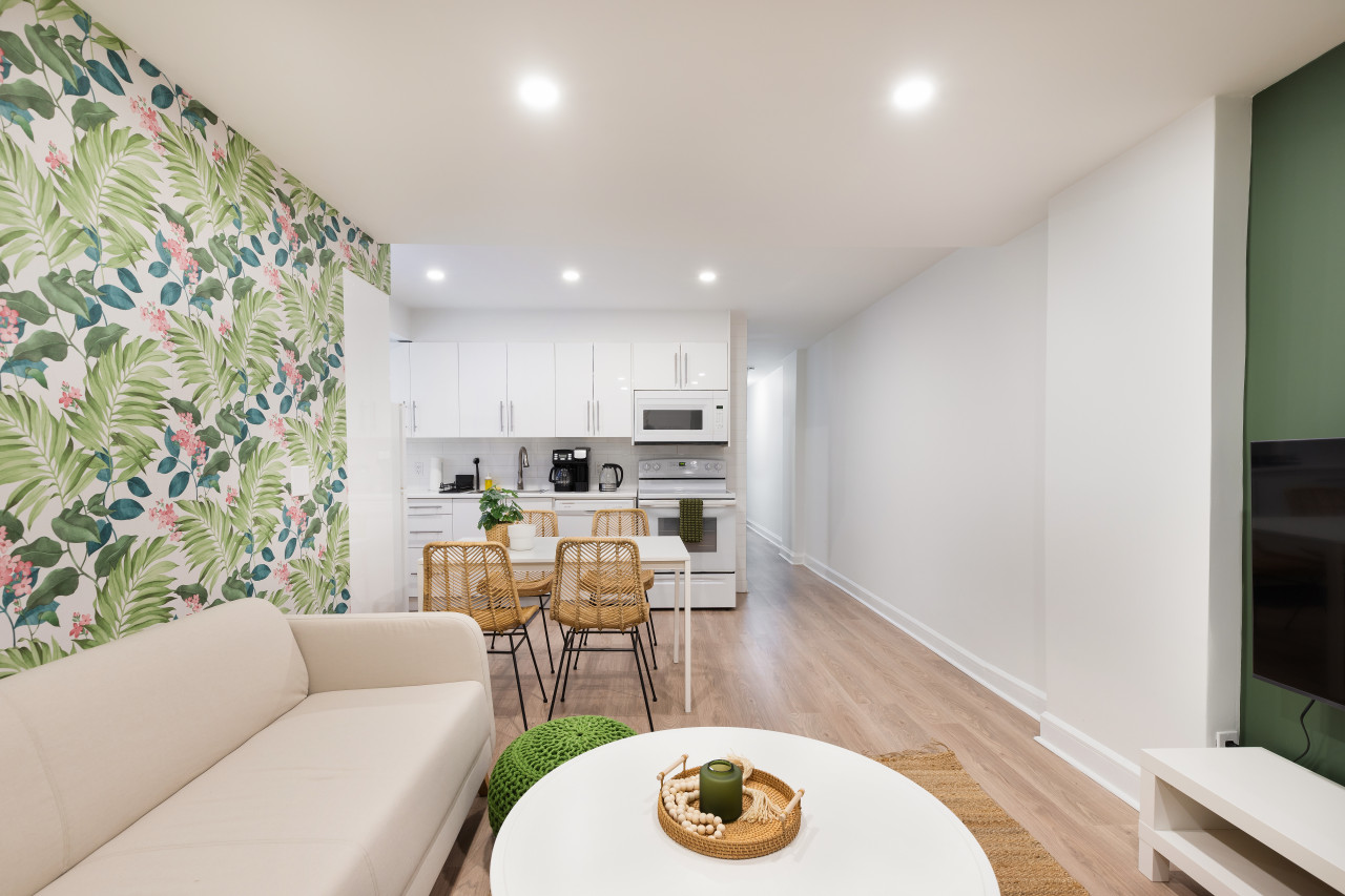 Ottawa — Boho-Chic 2BR in the City Centre — photo 4